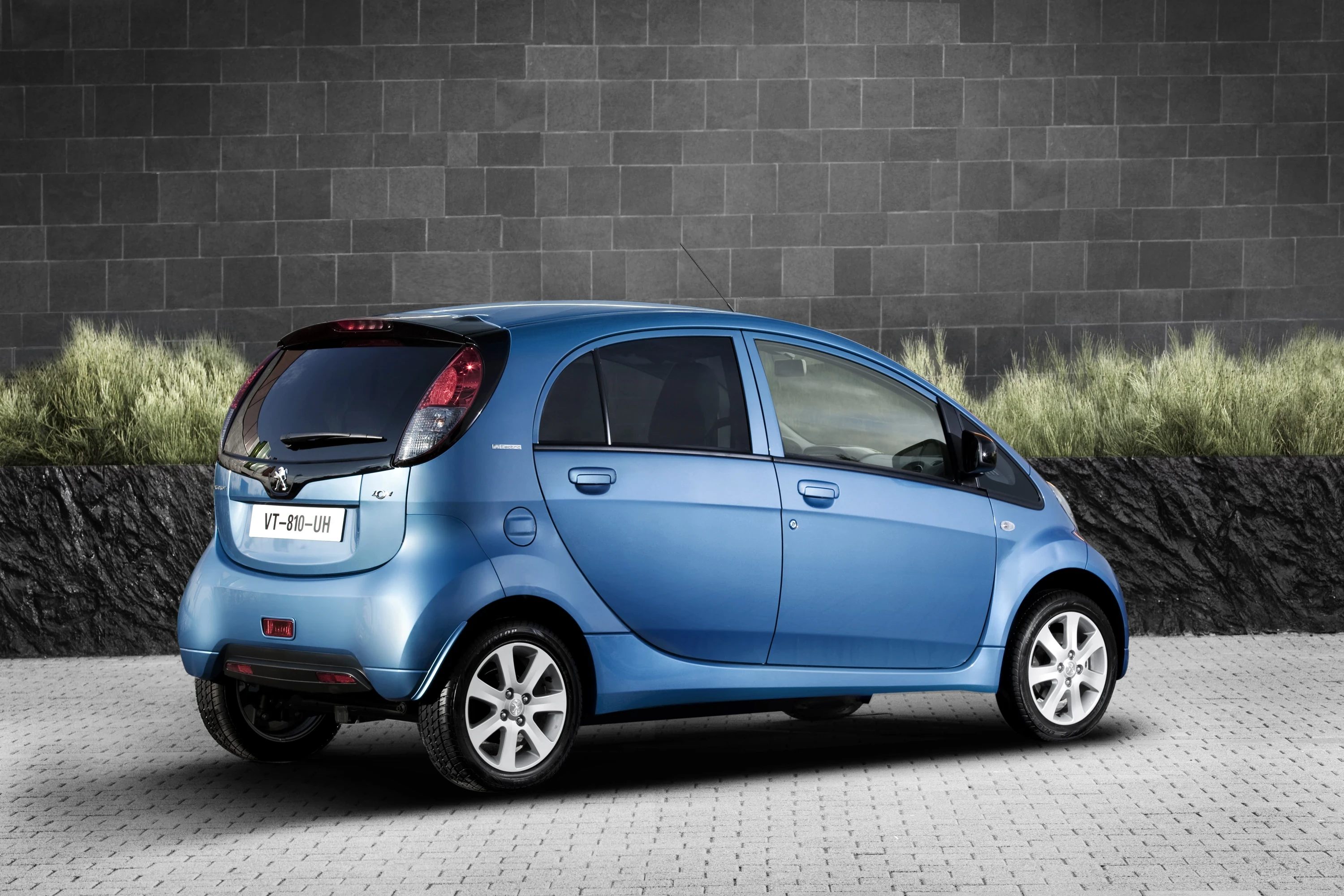 Peugeot iOn 14.5 kWh exterior view