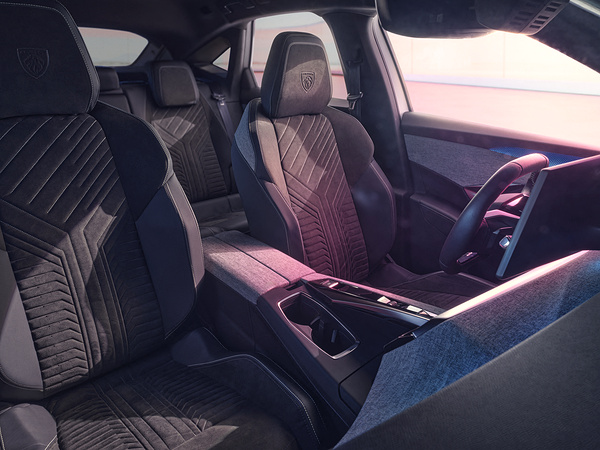 Peugot E-3008 Long Range frontseats view