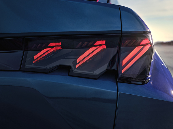 Peugot E-3008 Long Range rearlights view