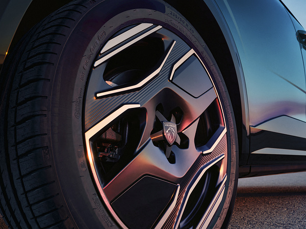 Peugot E-3008 Long Range wheels view