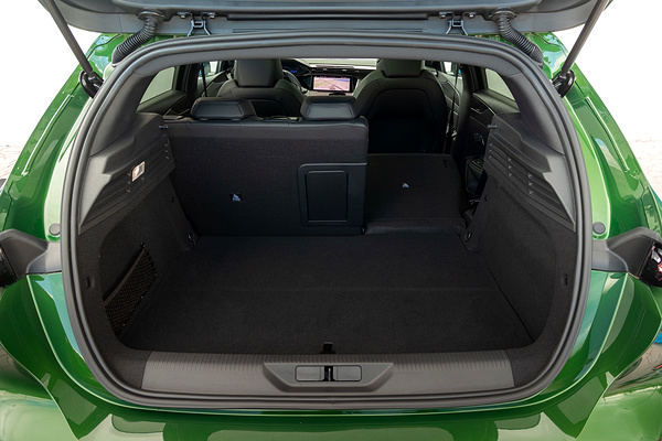Peugot E-308 trunk view
