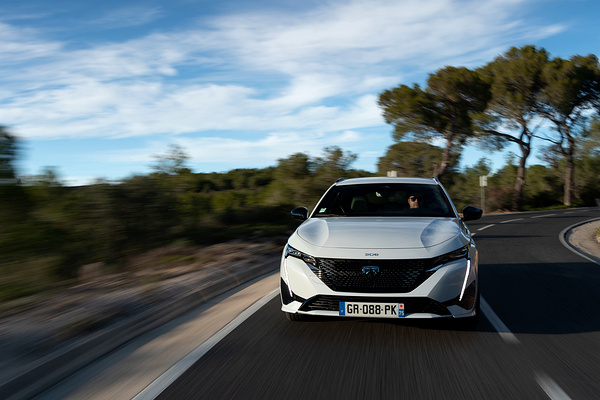 Peugot E-308 SW exterior view