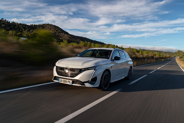Peugot E-308 SW exterior view