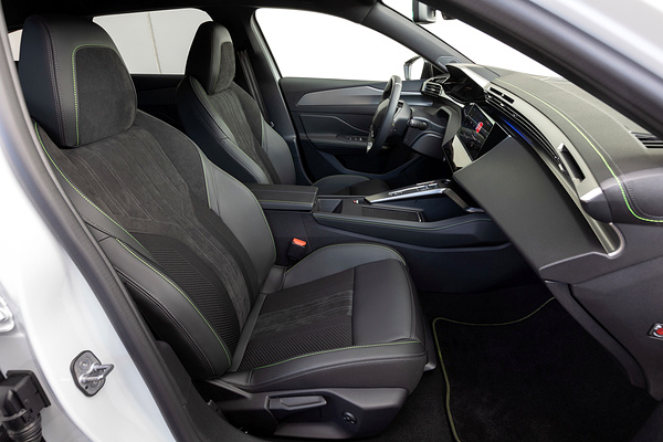 Peugot E-308 SW frontseats view