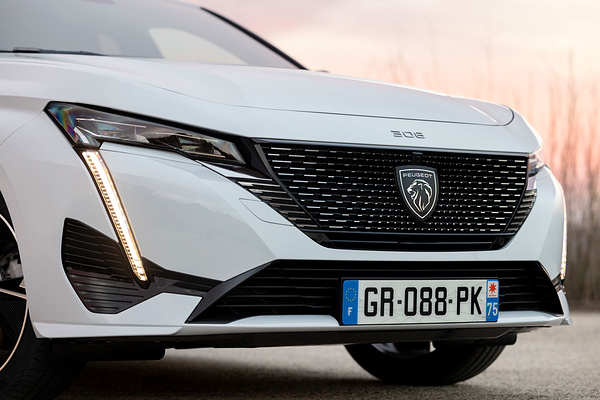 Peugot E-308 SW headlights view