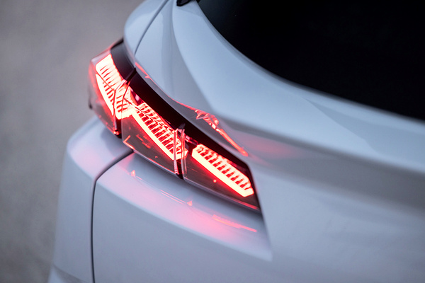 Peugot E-308 SW rearlights view