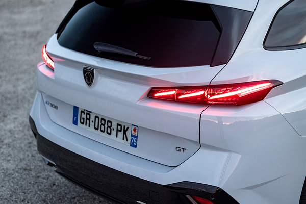 Peugot E-308 SW rearlights view