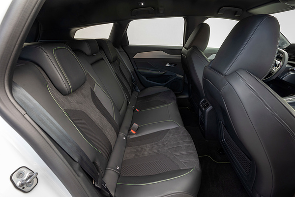 Peugot E-308 SW secondrowseats view