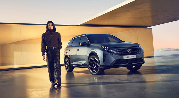 Peugot E-5008 Long Range exterior view