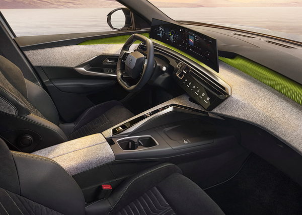 Peugot E-5008 Long Range interior view