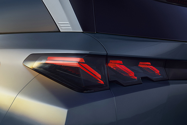 Peugot E-5008 Long Range rearlights view