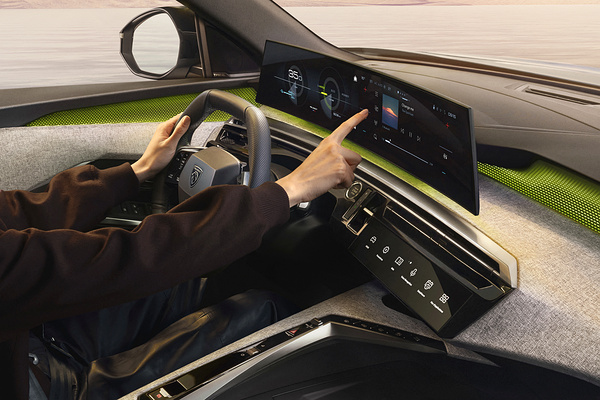 Peugot E-5008 Long Range screens view