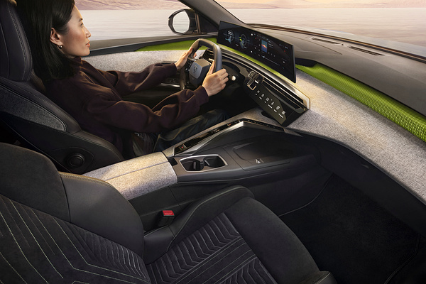 Peugot E-5008 Long Range screens view