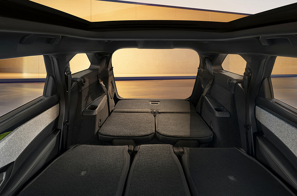 Peugot E-5008 Long Range trunk view