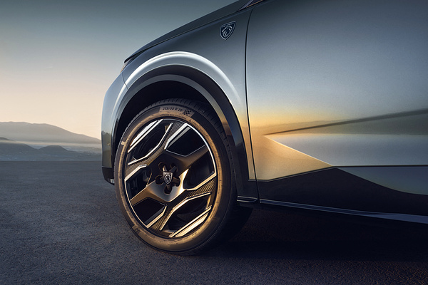 Peugot E-5008 Long Range wheels view