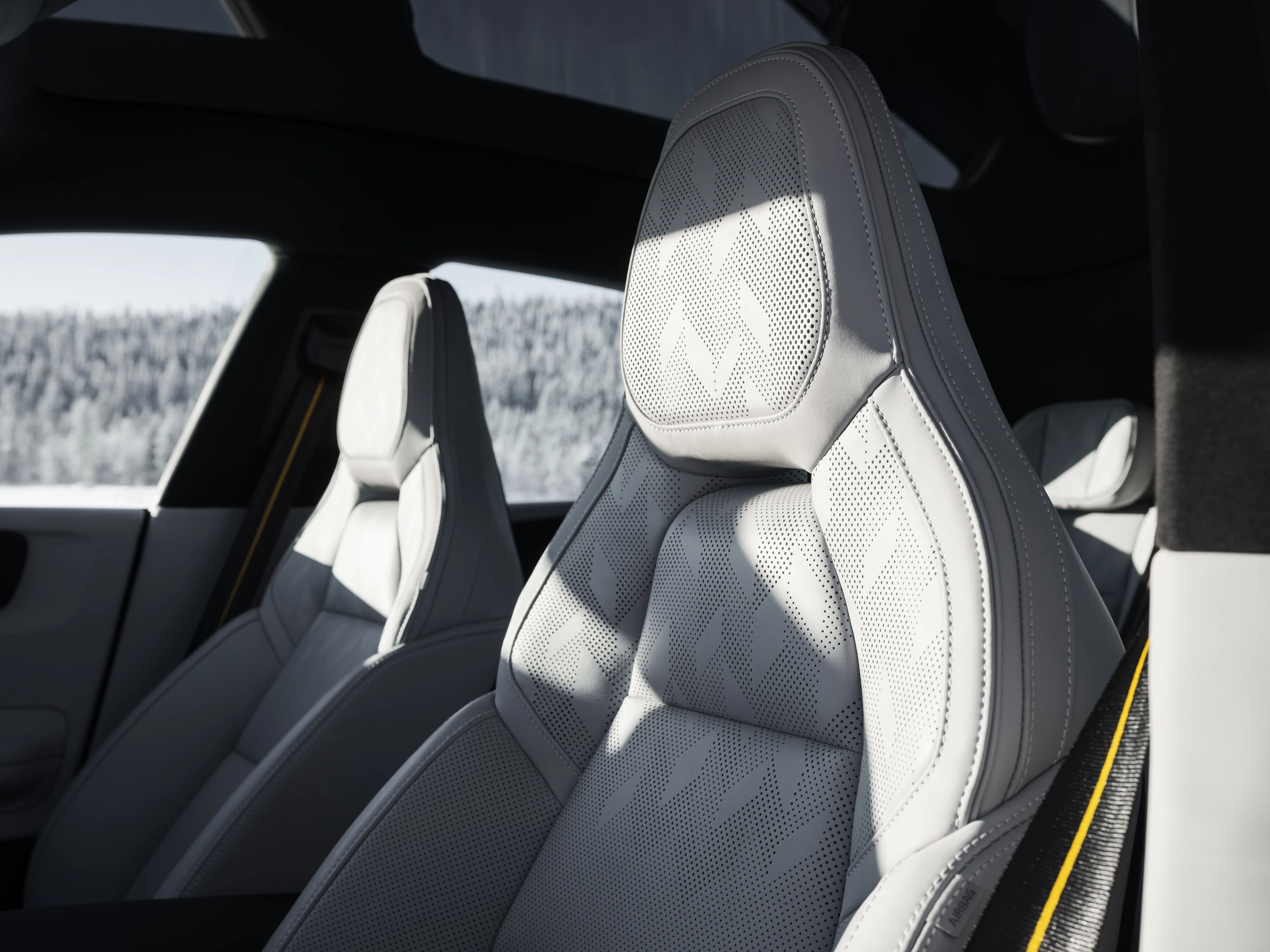 Polestar 4 Long range Dual motor frontseats view