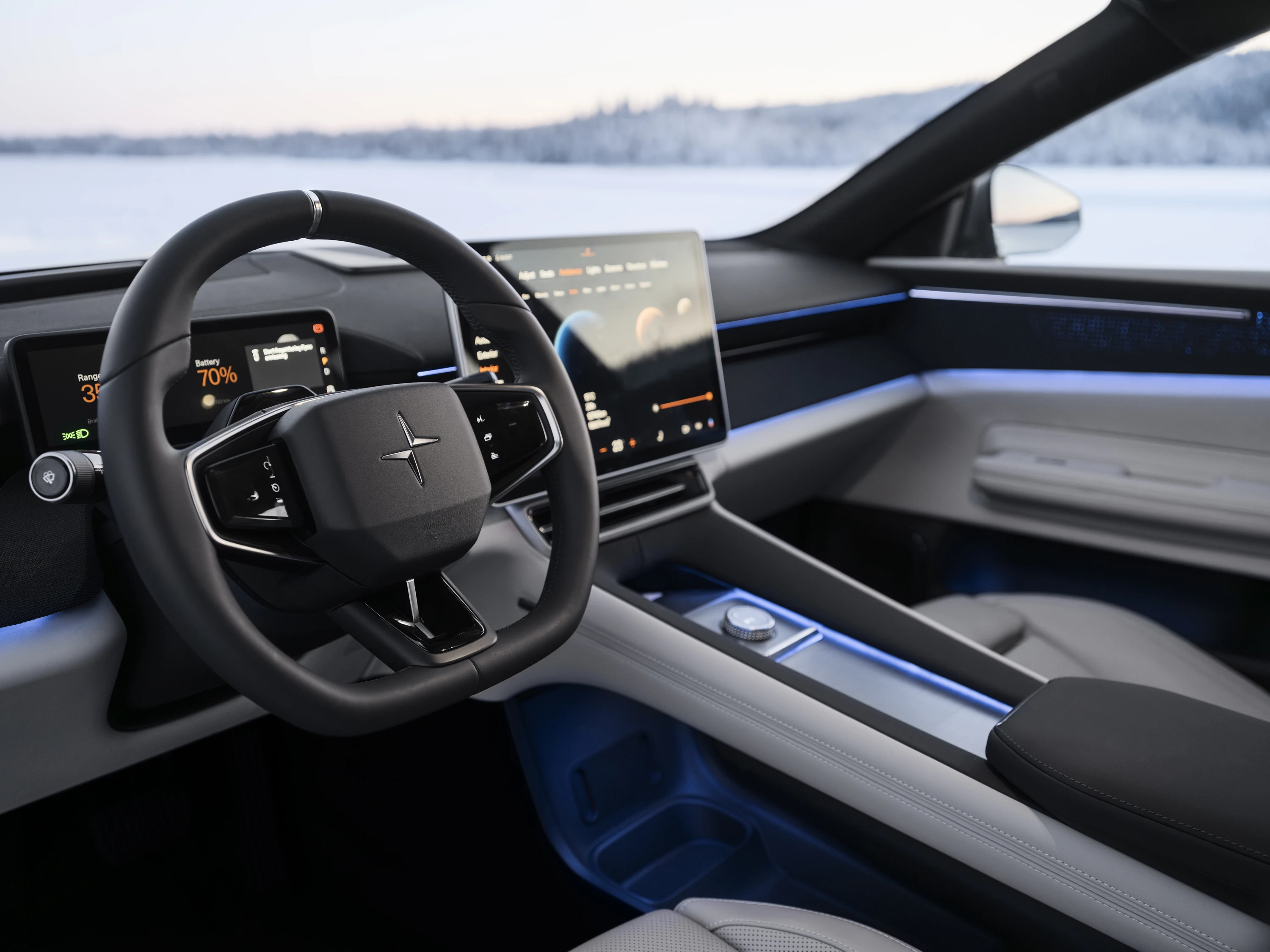 Polestar 4 Long range Dual motor screens view