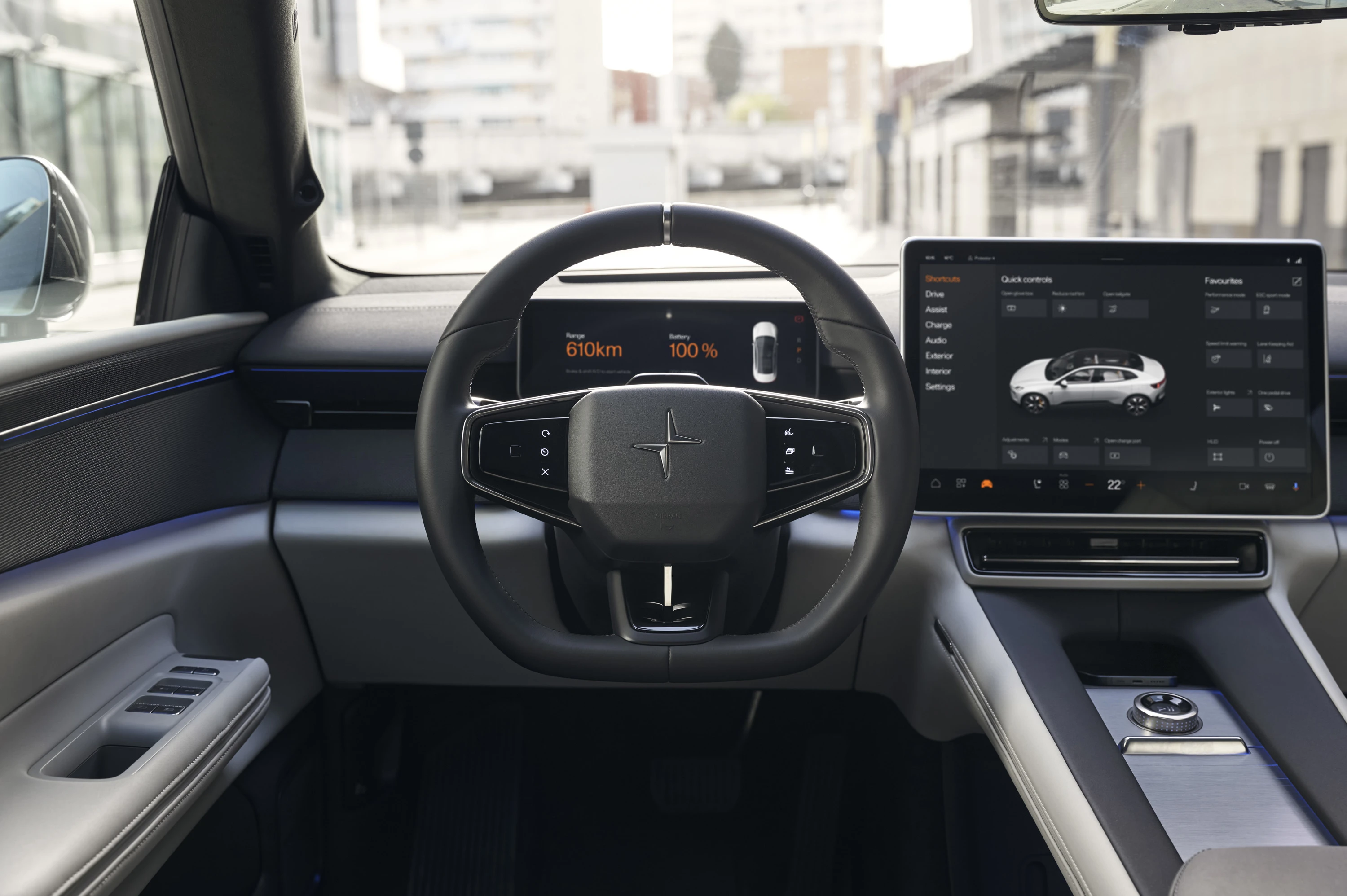 Polestar 4 Long range Dual motor screens view