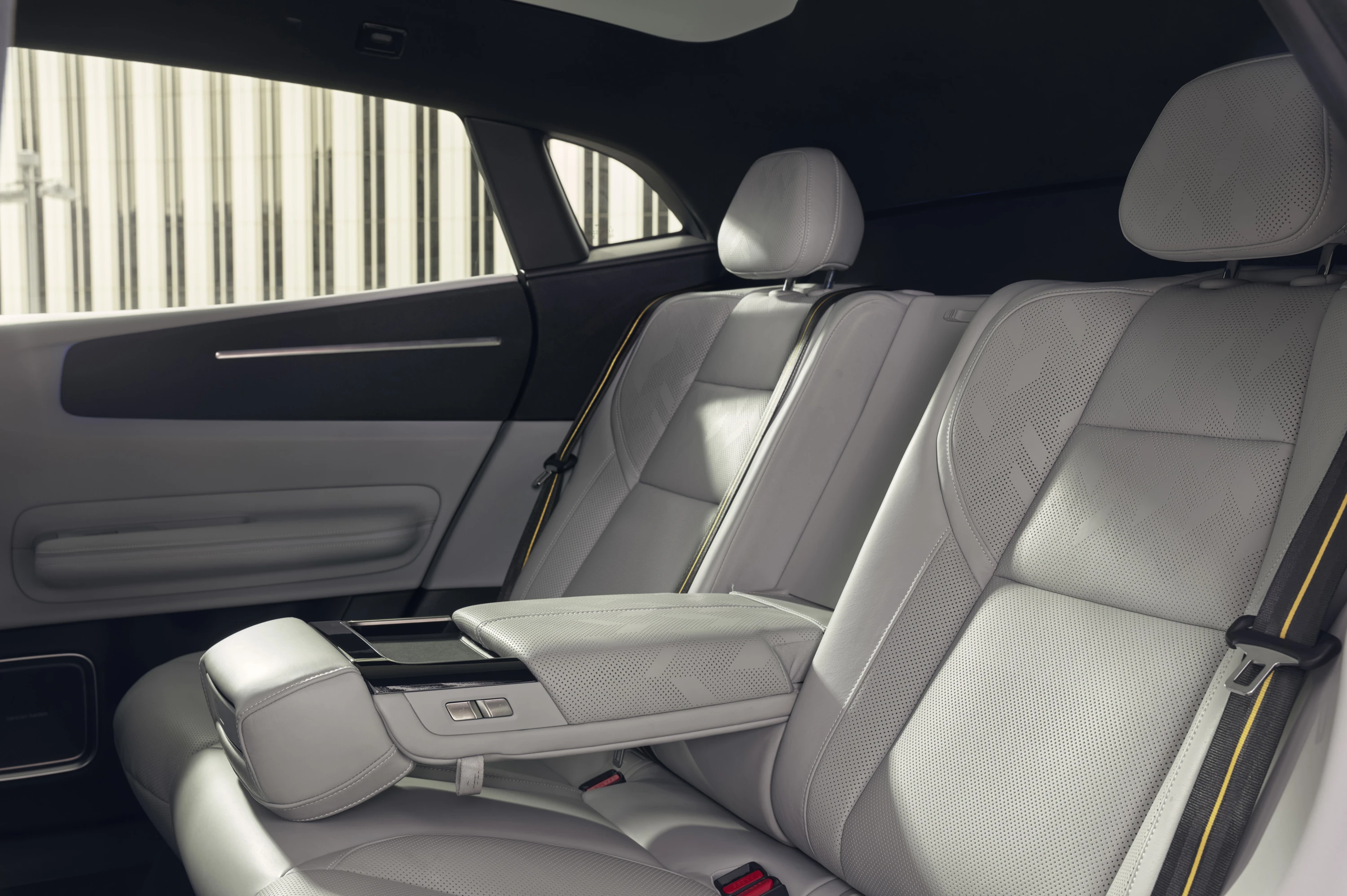 Polestar 4 Long range Dual motor secondrowseats view