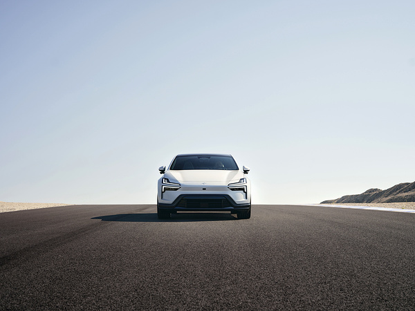 Polestar 4 Long range Dual motor headlights view