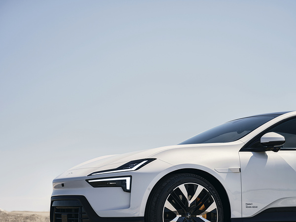 Polestar 4 Long range Dual motor headlights view