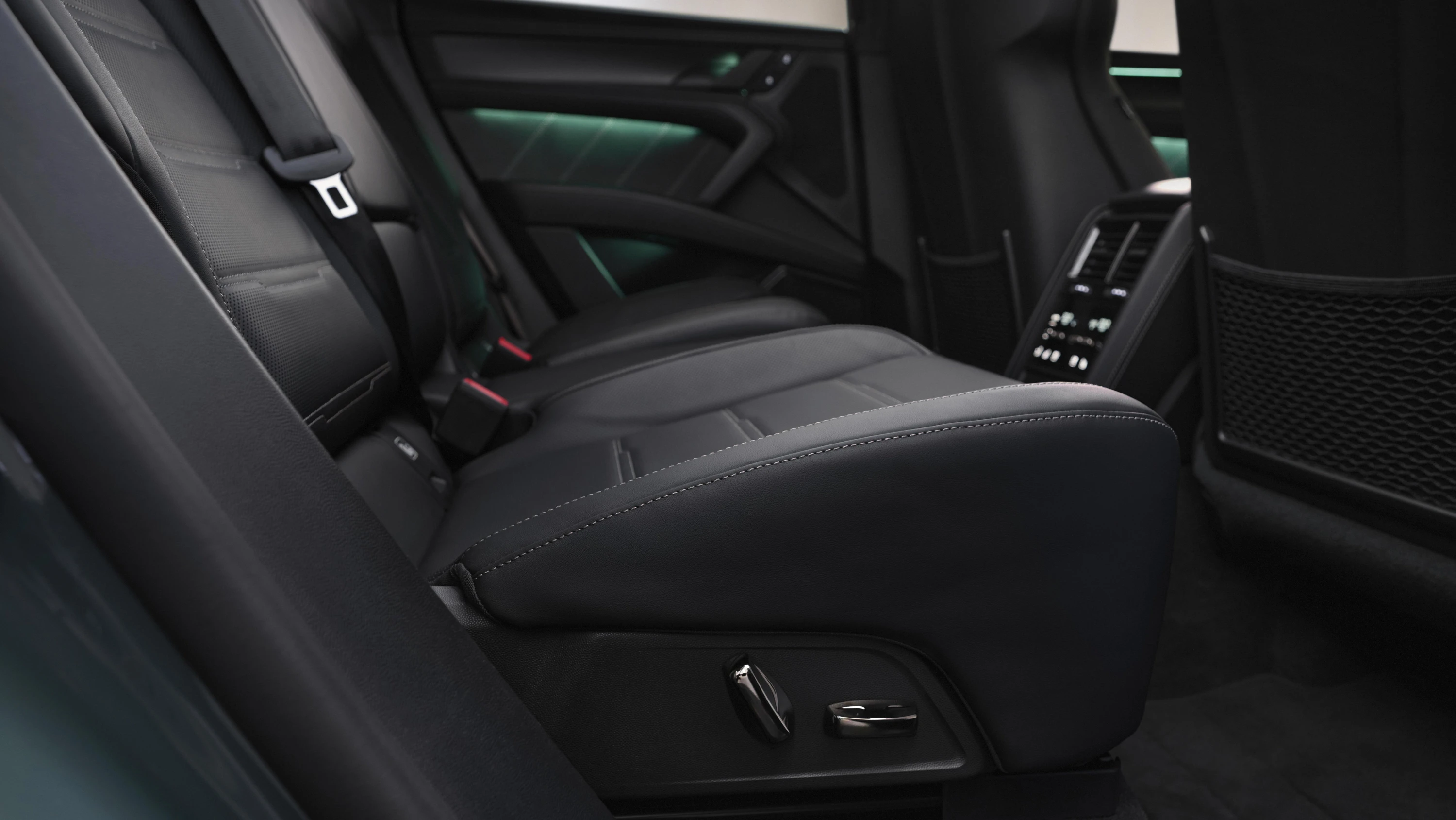 Porsche Cayenne Turbo details view