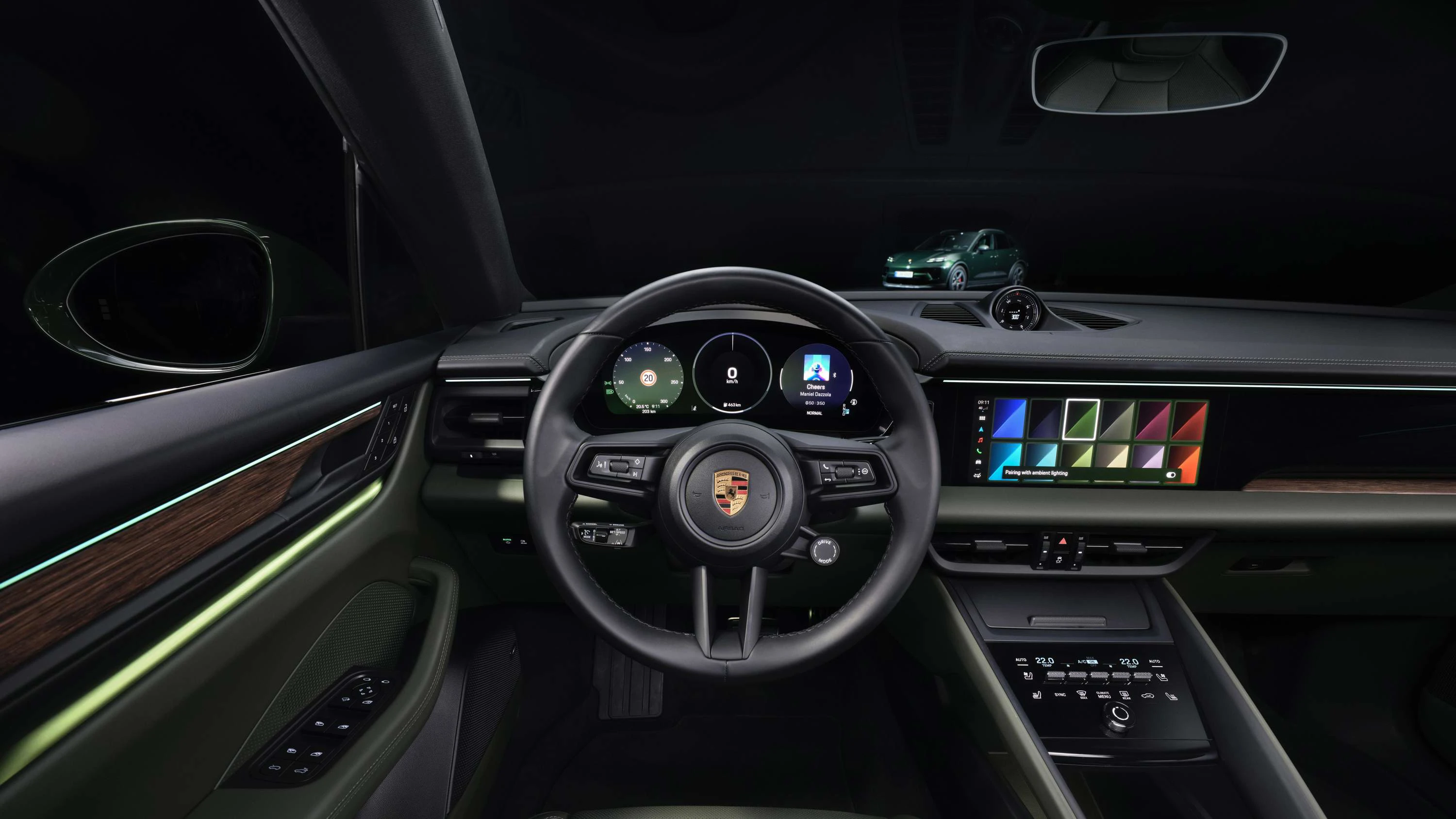 Porsche Macan 4S screens view
