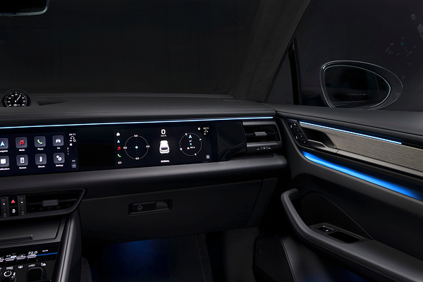 Porsche Macan 4S screens view