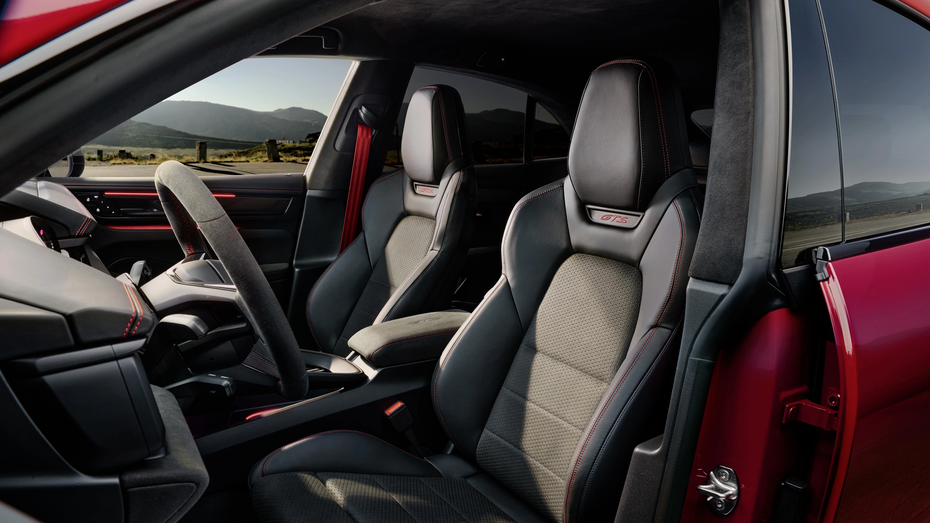 Porsche Macan GTS frontseats view