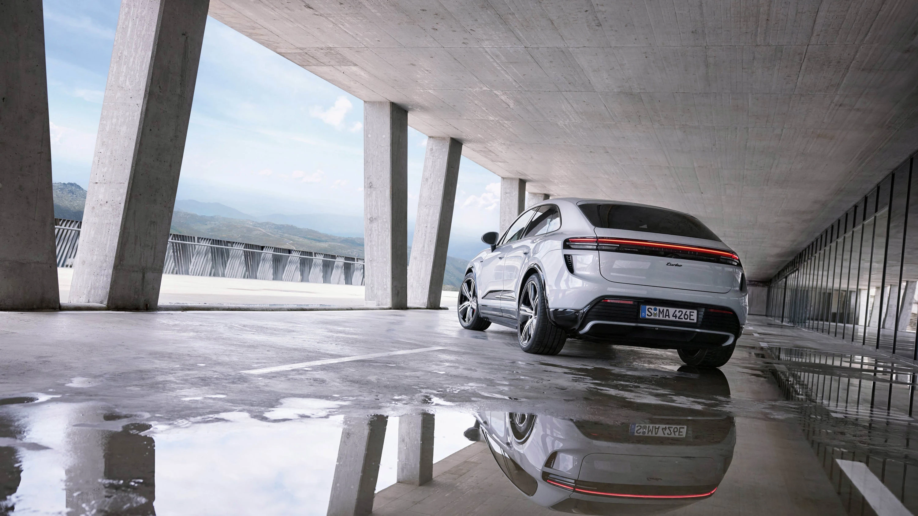 Porsche Macan Turbo exterior view