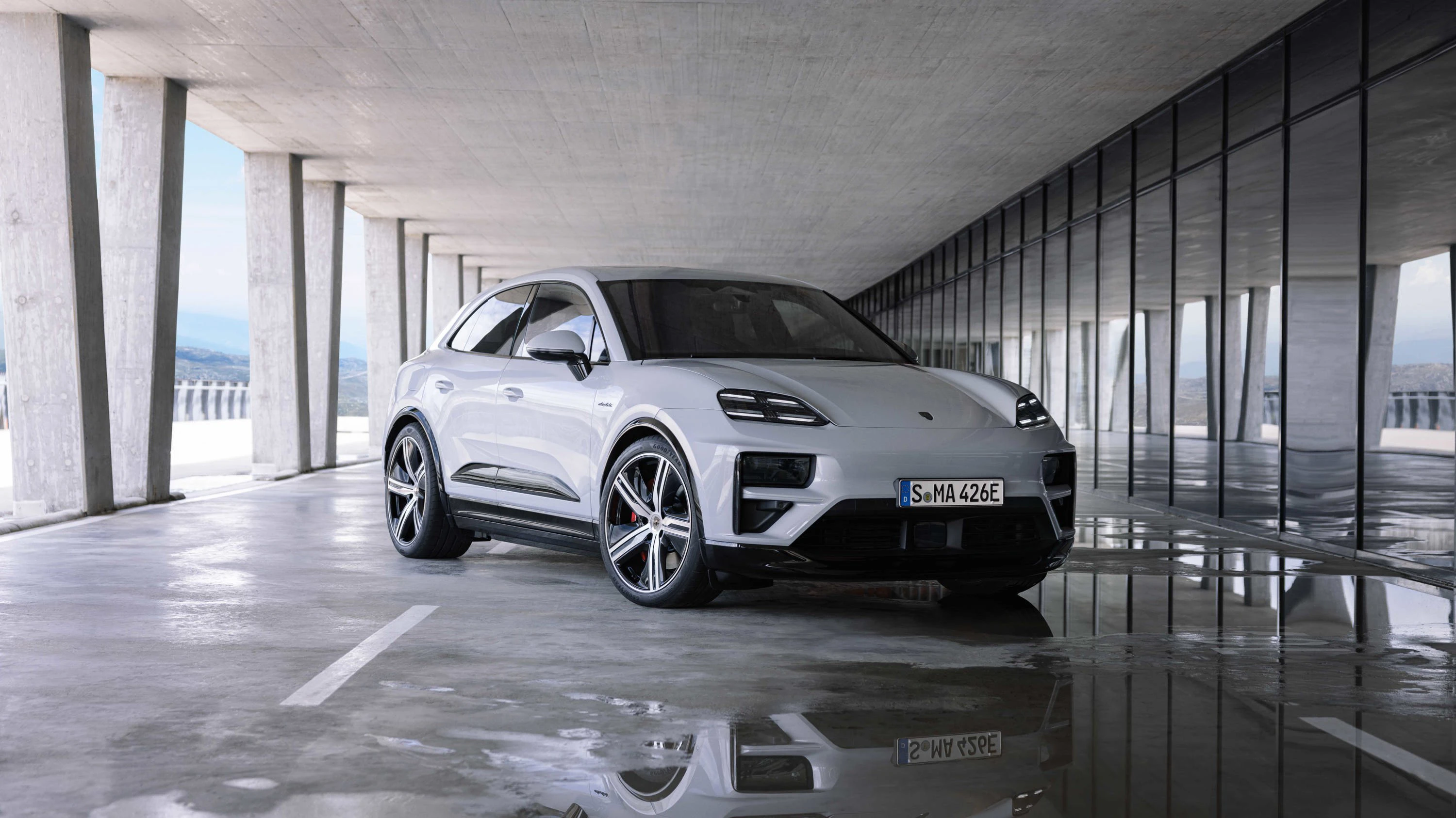 Porsche Macan Turbo exterior view