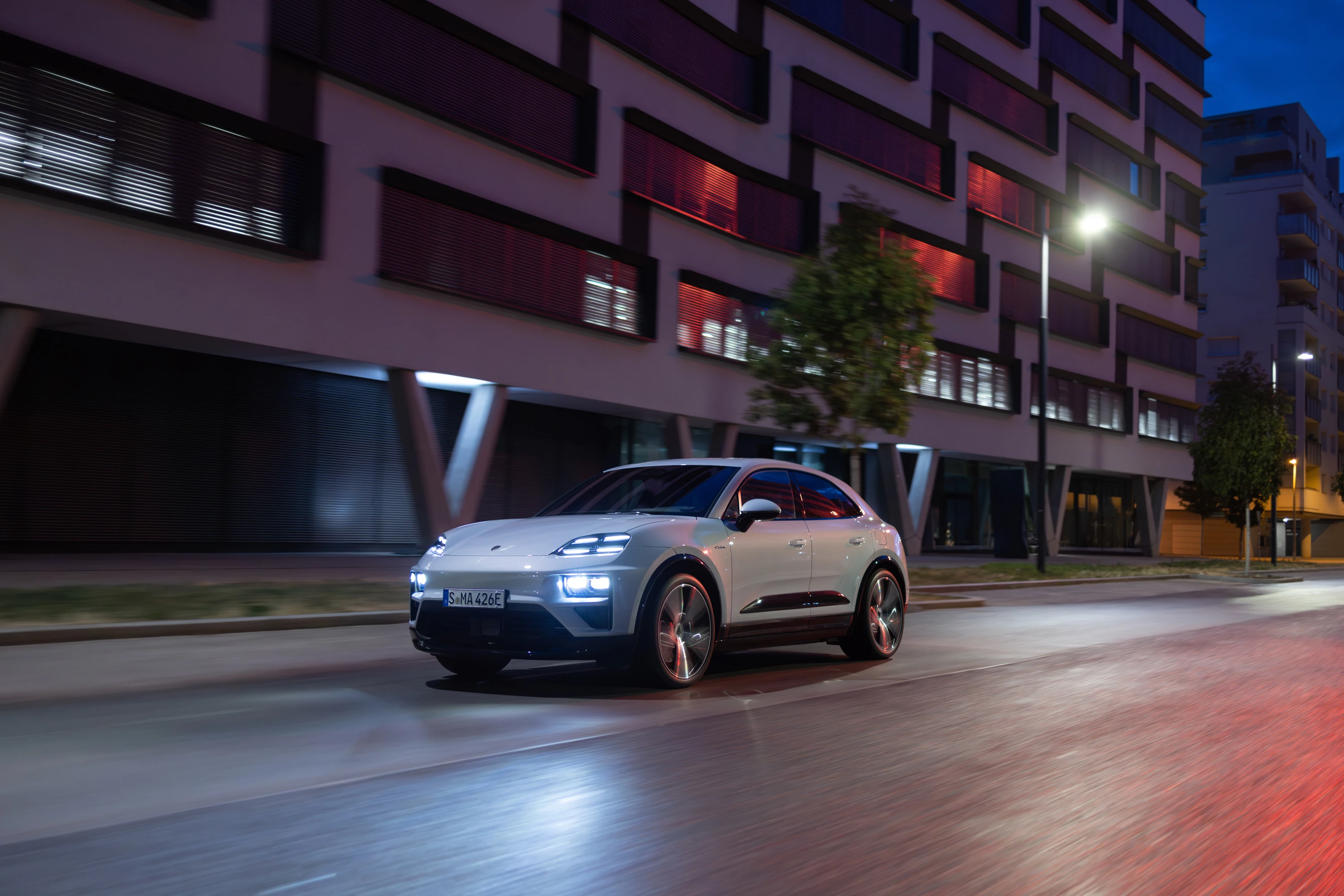 Porsche Macan Turbo exterior view