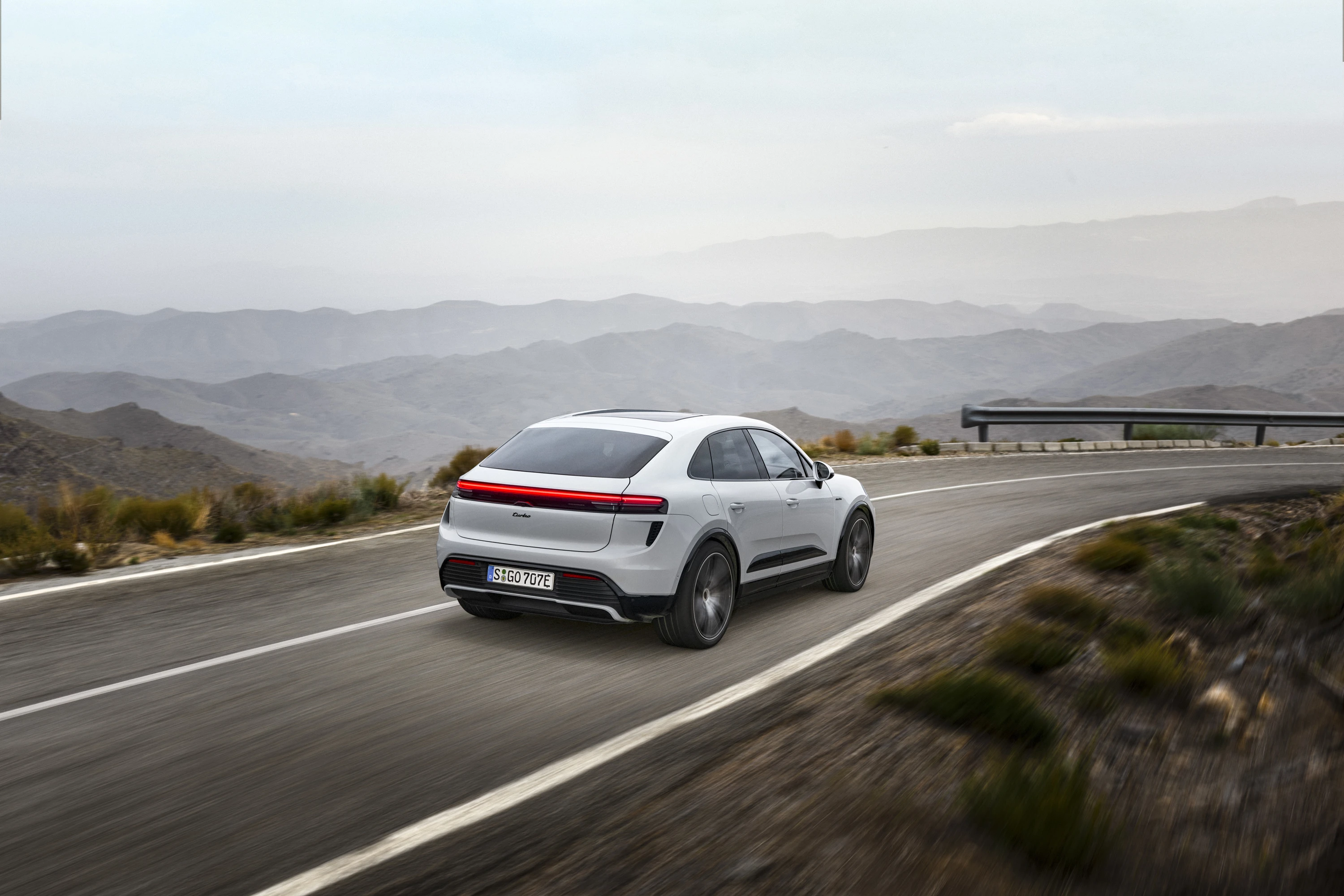 Porsche Macan Turbo exterior view