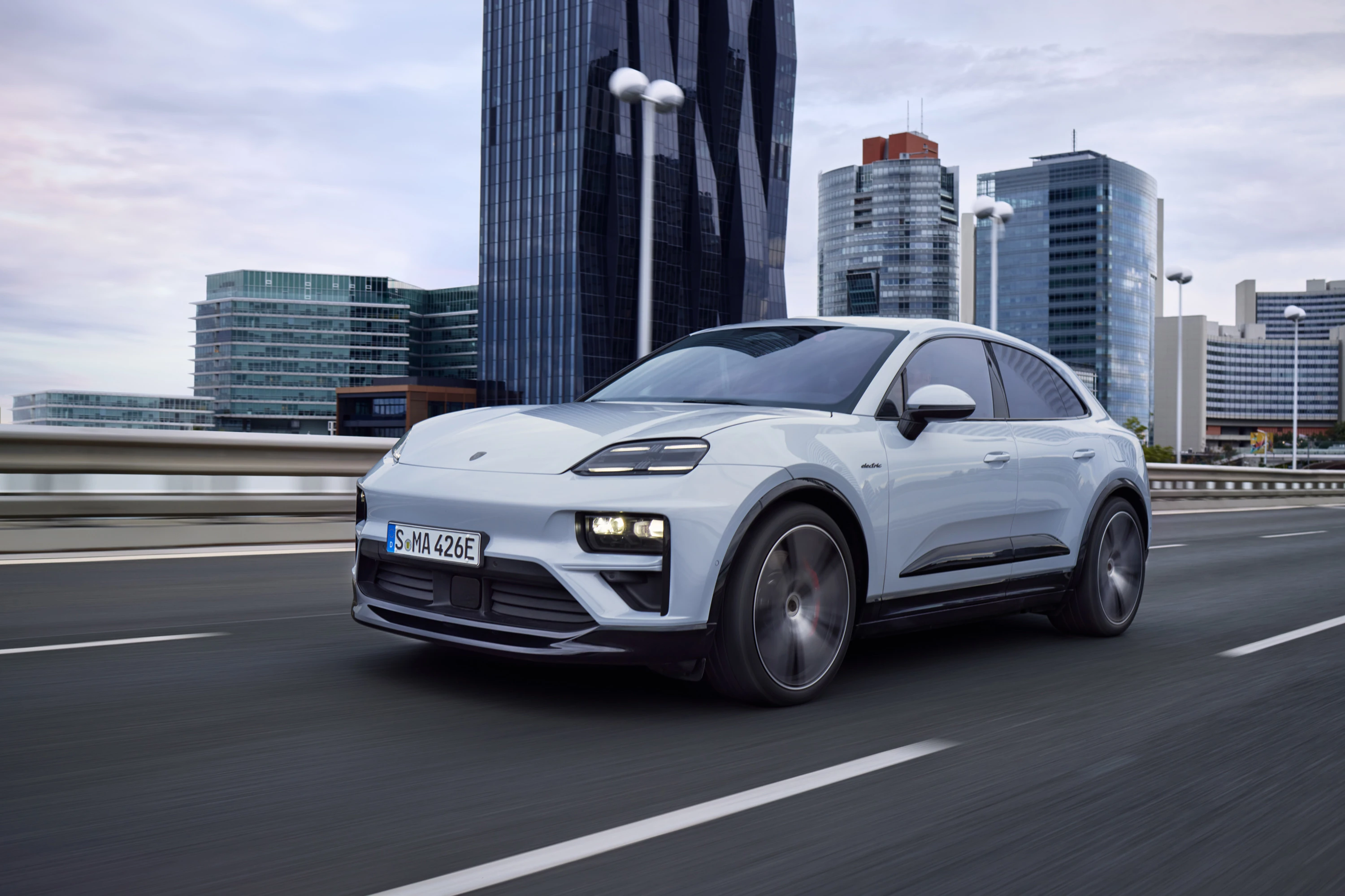 Porsche Macan Turbo exterior view