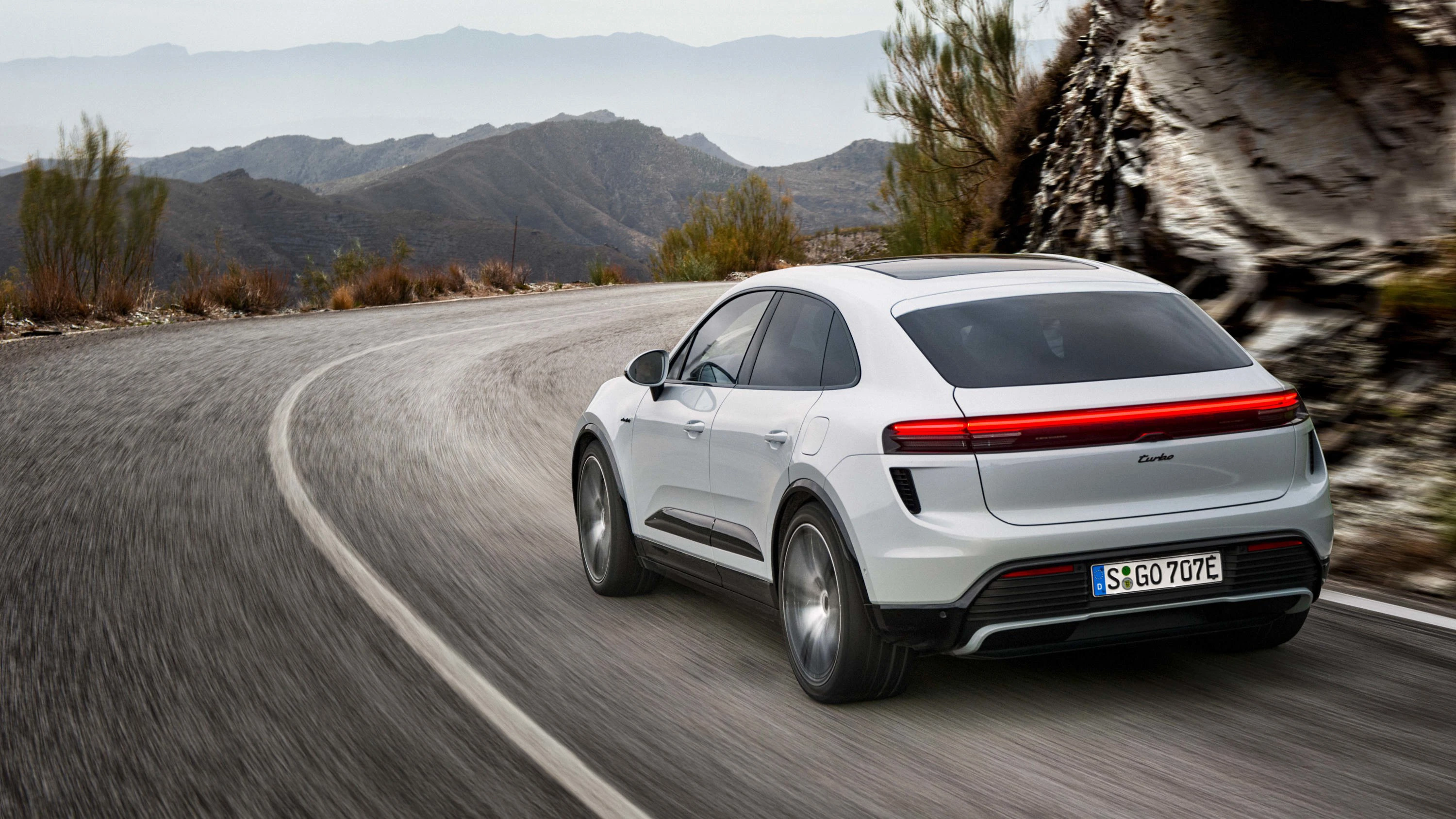 Porsche Macan Turbo exterior view