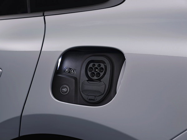 Porsche Macan Turbo chargeport view
