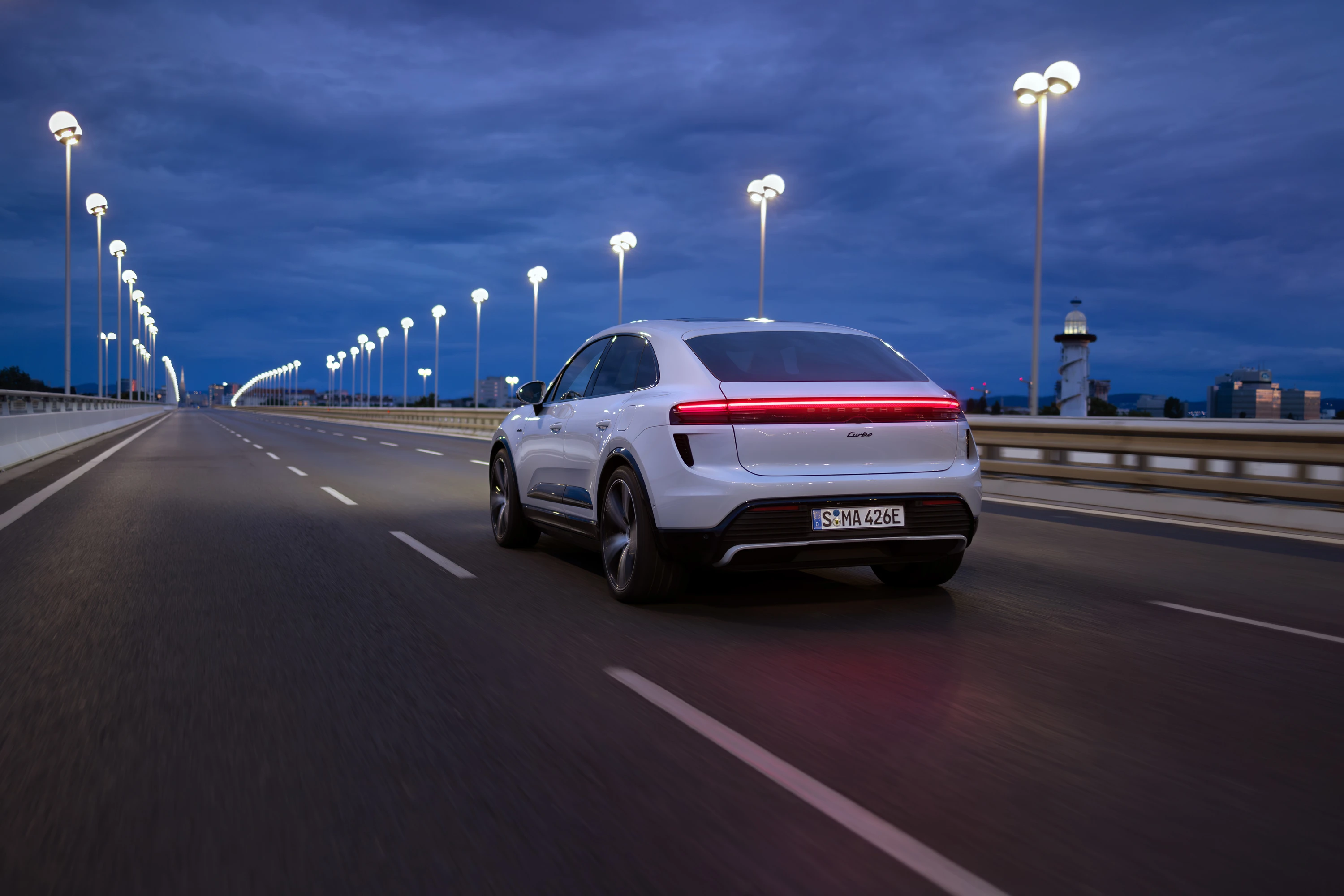Porsche Macan Turbo exterior view