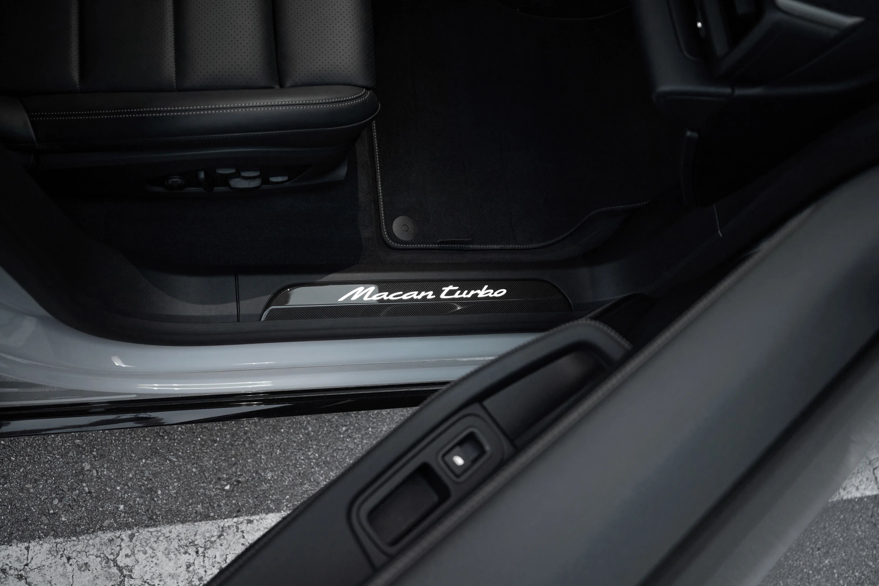 Porsche Macan Turbo details view