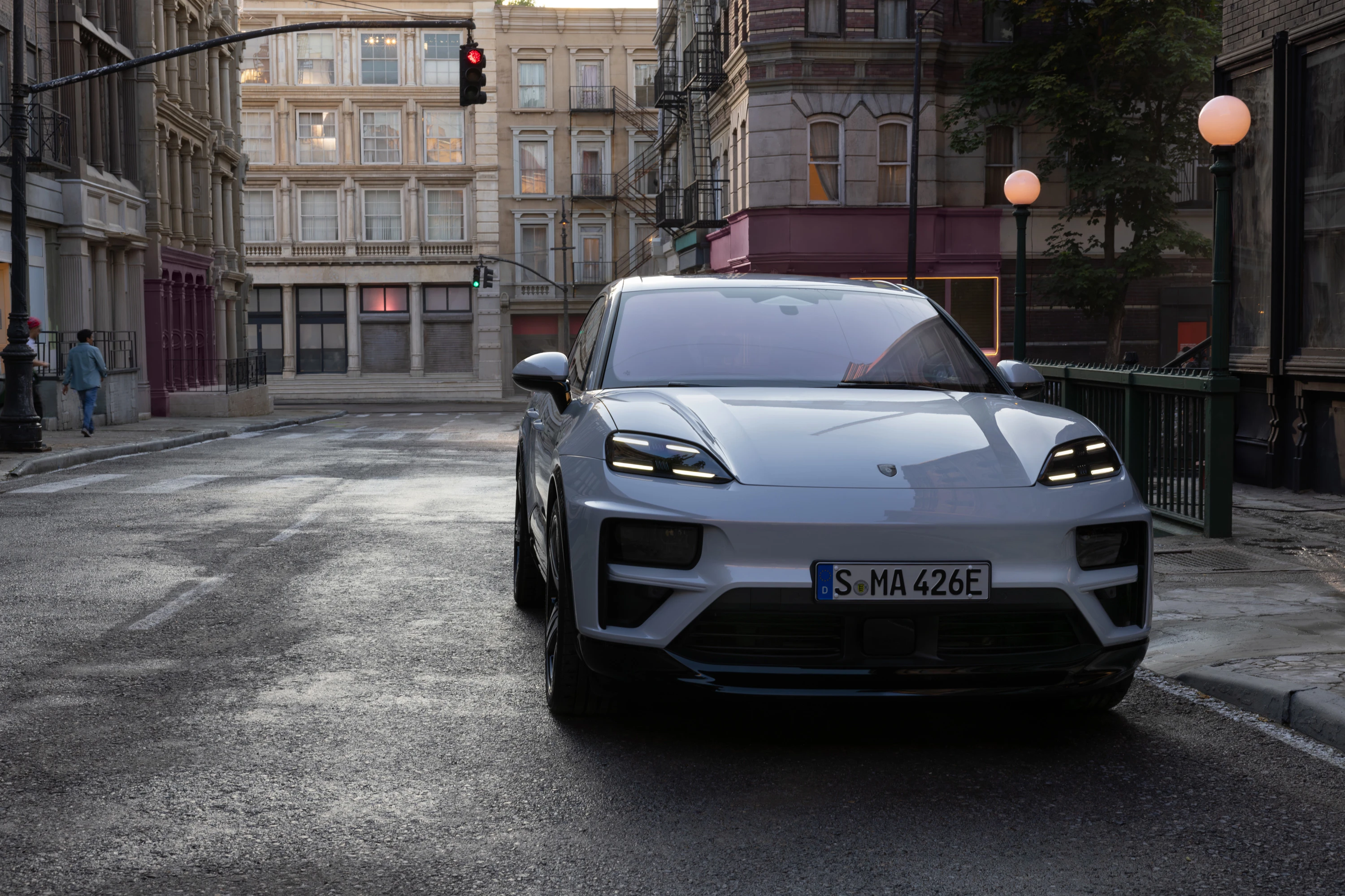 Porsche Macan Turbo exterior view