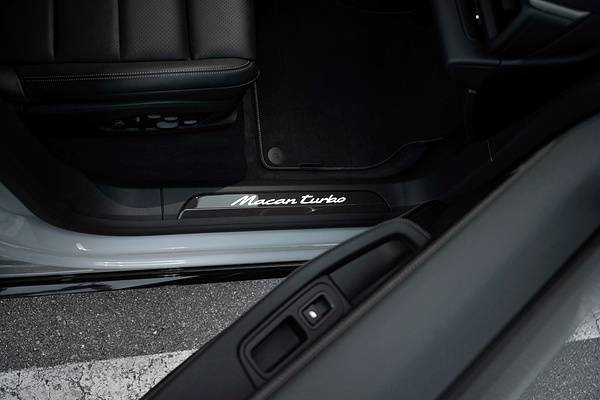 Porsche Macan Turbo details view
