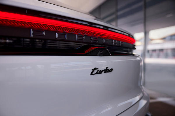 Porsche Macan Turbo details view