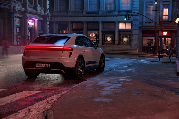 Porsche Macan Turbo exterior view