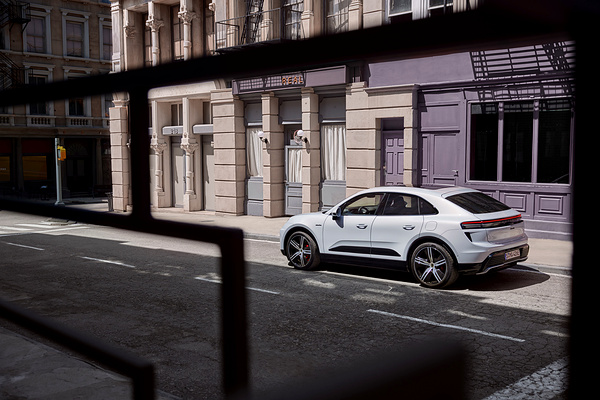 Porsche Macan Turbo exterior view