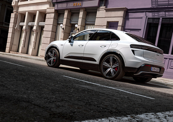 Porsche Macan Turbo exterior view