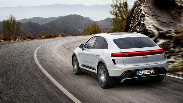 Porsche Macan Turbo exterior view