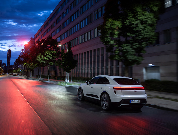 Porsche Macan Turbo exterior view
