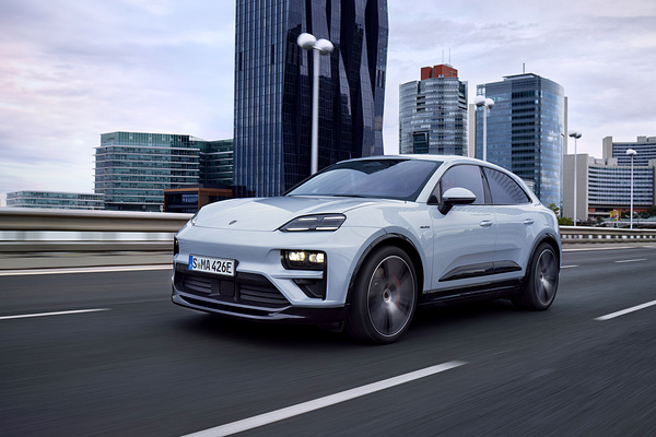Porsche Macan Turbo exterior view