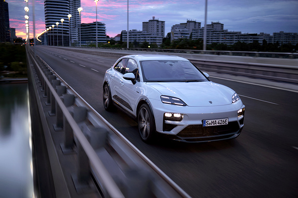 Porsche Macan Turbo exterior view