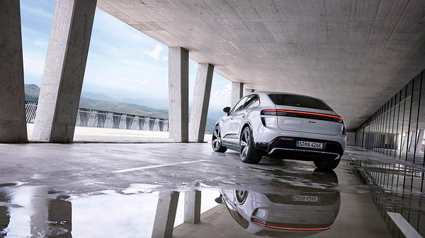 Porsche Macan Turbo exterior view