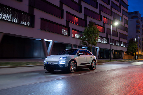 Porsche Macan Turbo exterior view